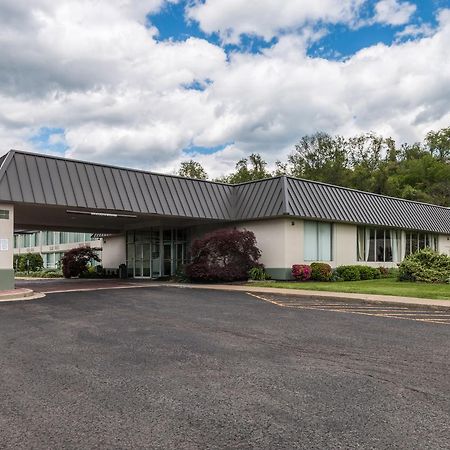 Suburban Extended Stay Hotel Фермонт Екстер'єр фото