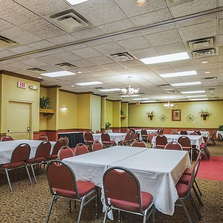 Suburban Extended Stay Hotel Фермонт Екстер'єр фото
