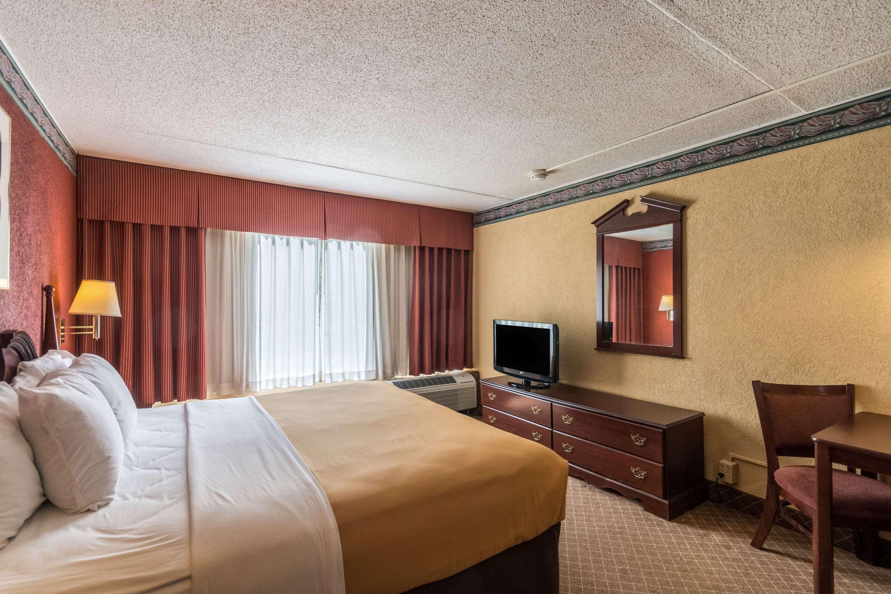 Suburban Extended Stay Hotel Фермонт Екстер'єр фото