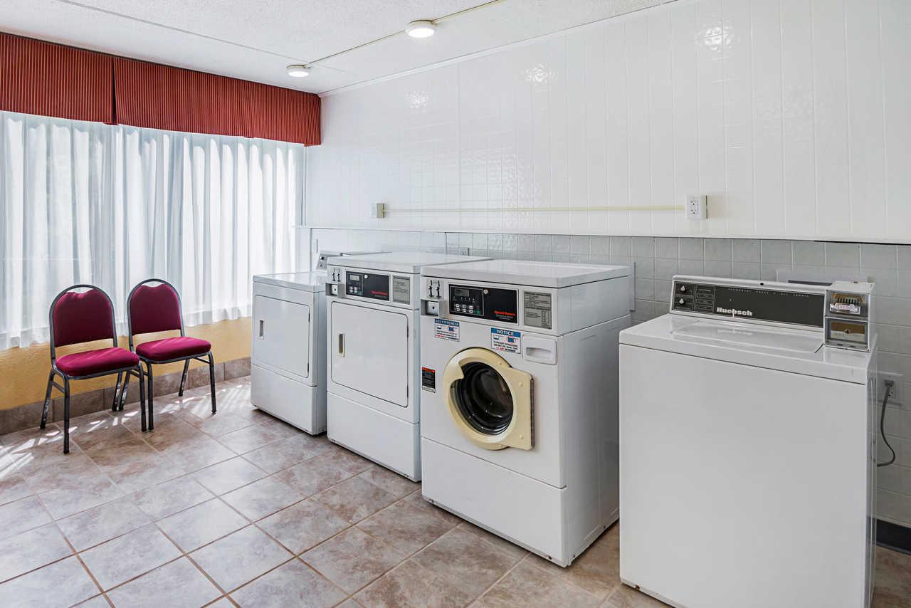 Suburban Extended Stay Hotel Фермонт Екстер'єр фото