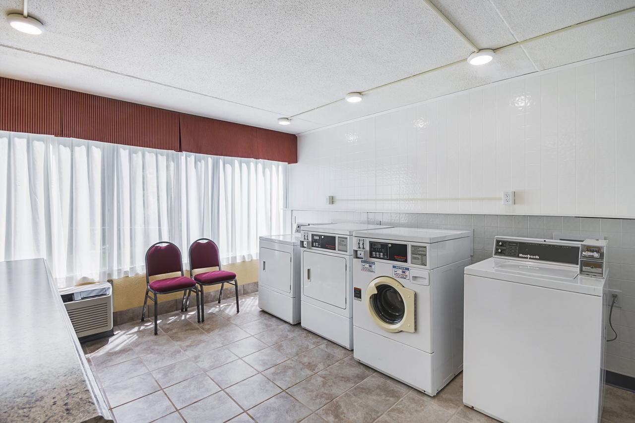 Suburban Extended Stay Hotel Фермонт Екстер'єр фото